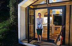 2022_GI-651129287_Frau_vor_tiny-house_garden_office_MS.jpg